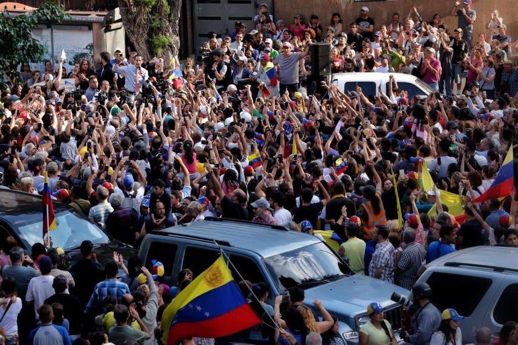 jguaido's tweet photo. Mientras unos siguen mintiendo y montando ollas, nosotros estamos en la calle con el Pueblo.

La verdad nos puso en este camino y nada nos va a sacar de él: ni amenazas ni expedientes falsos.

#ALaCalleContraLaOscuridad https://t.co/Vlj8PZFbHS