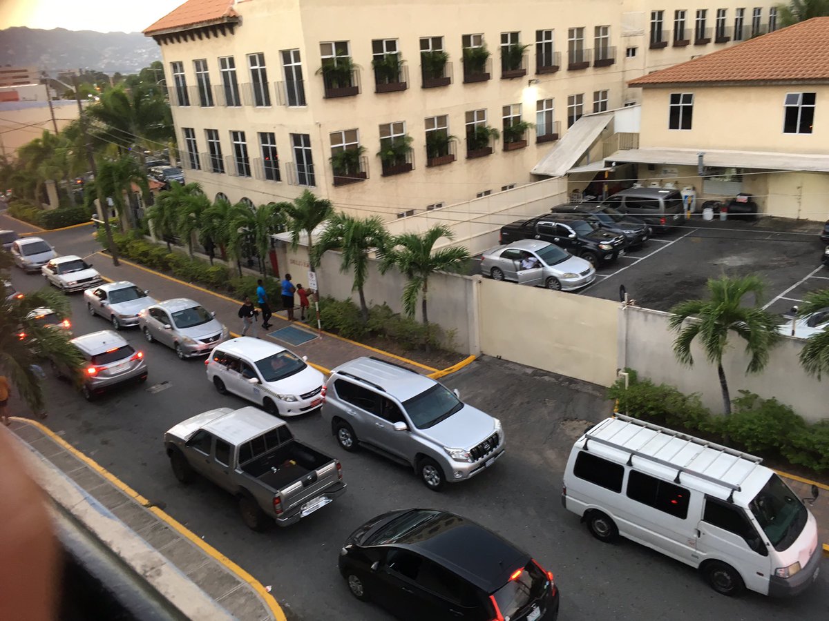 jahmekyagyal's tweet photo. #TuesdayScene #TrafficJam #NewKingstonParkingLot #Carmaggedon @clarkecooper @CaroleBeckford @DahliaHarris @djmillerJA @SonjahStanley @suezeecue https://t.co/57gmYcrJwJ