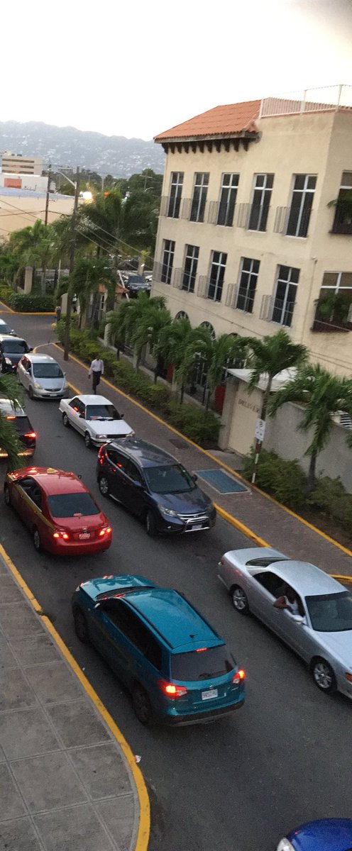 jahmekyagyal's tweet photo. #TuesdayScene #TrafficJam #NewKingstonParkingLot #Carmaggedon @clarkecooper @CaroleBeckford @DahliaHarris @djmillerJA @SonjahStanley @suezeecue https://t.co/57gmYcrJwJ
