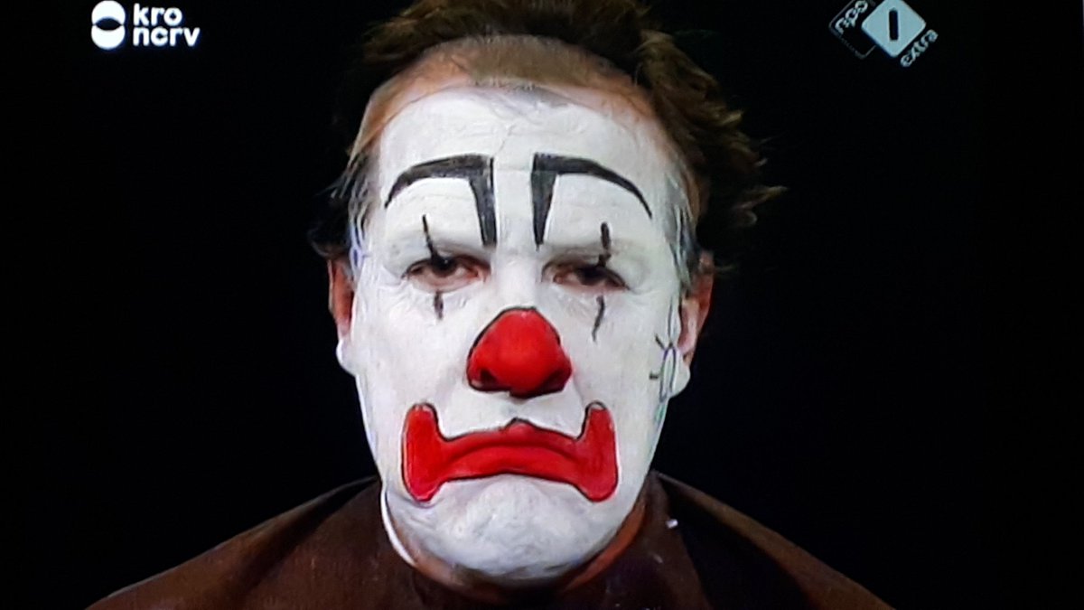 Willibrord Frequin die in het programma Voor de leeuwen steeds een ander vak probeert te beheersen.  Popzanger, paparazzi fotograaf of... clown. Mooie tv uit 1991, te zien op Npo1Extra. #npo1extra #beterlaatdannooit #willybrordfrequin