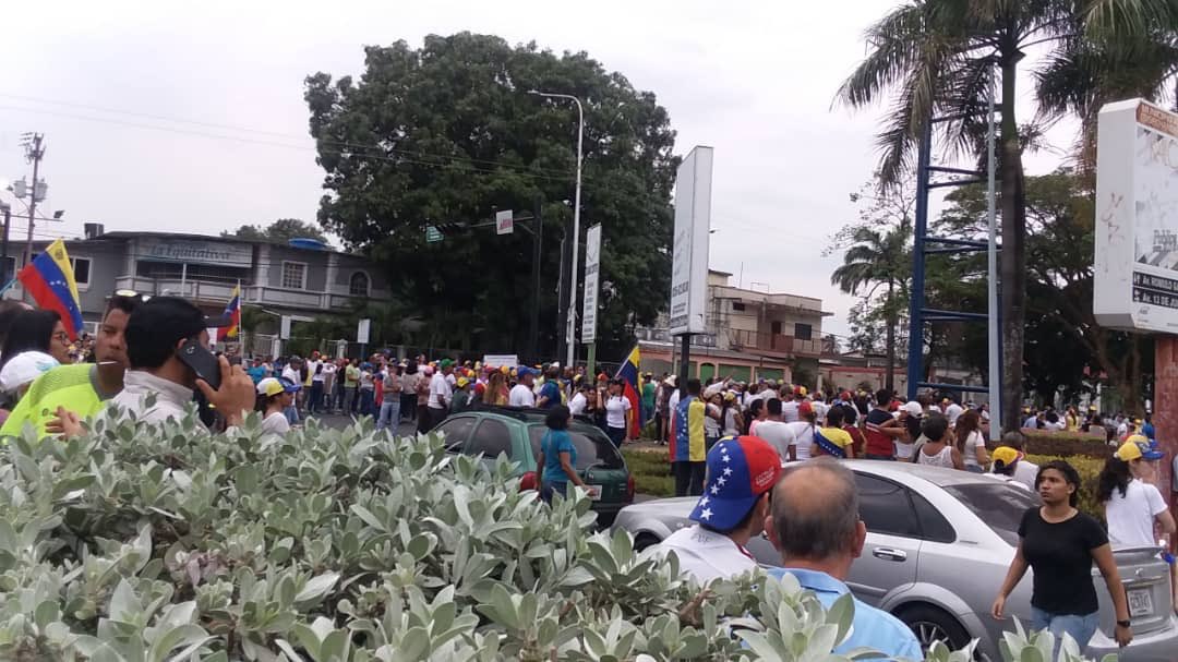 jguaido's tweet photo. Hoy nos hemos expresado valientemente, por encima de la oscuridad y las amenazas. 

El pueblo en #Mérida, #NuevaEsparta y #Portuguesa tomó las calles en paz, por la conquista de sus derechos. 

Nada nos sacará de las calles. ¡Vamos Venezuela! 

#ALaCalleContraLaOscuridad https://t.co/ejihSj9udZ
