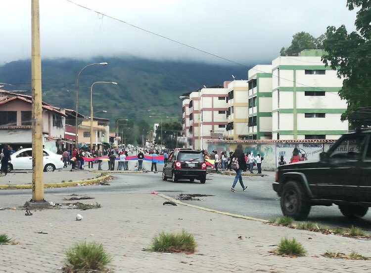 jguaido's tweet photo. Hoy nos hemos expresado valientemente, por encima de la oscuridad y las amenazas. 

El pueblo en #Mérida, #NuevaEsparta y #Portuguesa tomó las calles en paz, por la conquista de sus derechos. 

Nada nos sacará de las calles. ¡Vamos Venezuela! 

#ALaCalleContraLaOscuridad https://t.co/ejihSj9udZ