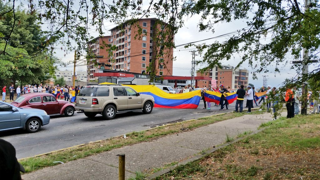 jguaido's tweet photo. Los venezolanos sabemos que el éxito de nuestra ruta nos encontrará movilizados en las calles. 

#Táchira y #Aragua reclamaron con firmeza sus derechos y exigieron el cese de la usurpación para rescatar a nuestro país. #ALaCalleContraLaOscuridad https://t.co/T8X2VLfbZH
