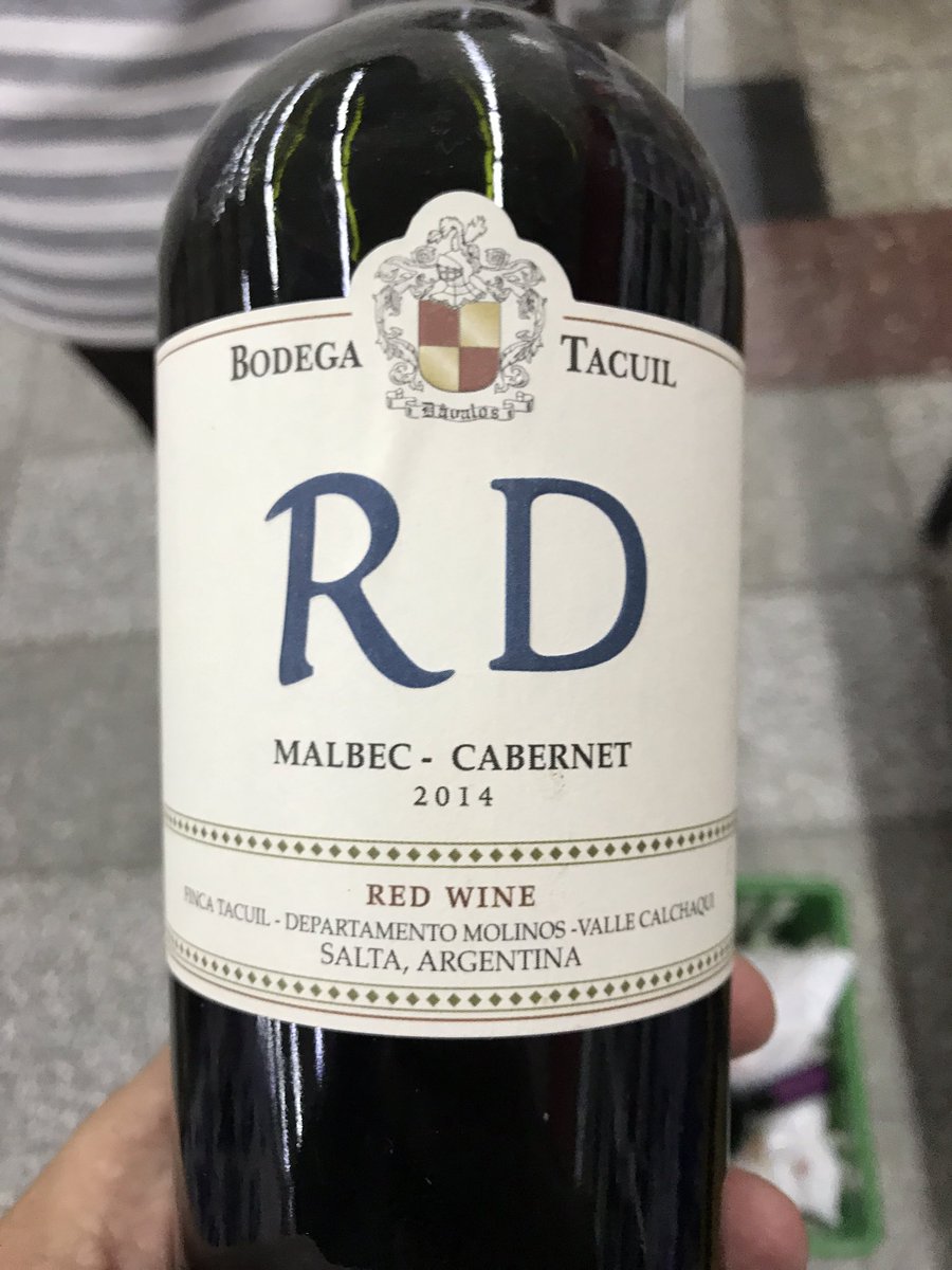 Una joya inencontrable, yo lo encontré, lo abrí ayer me asusté lo dejé respirar todo un día y hoy me estoy tomando una bomba atómica, Tacuil hace de los mejores vinos del país.