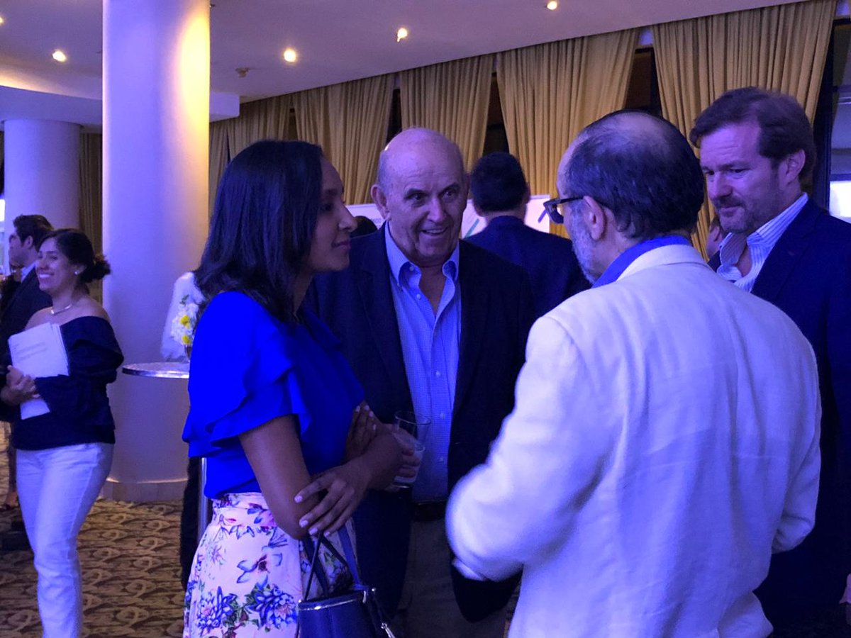 En la recepción al Embajador Británico en Colombia @PeterTibber que vino a #CaliCo a resaltar la importancia del Taller de asociaciones público-privadas, como un mecanismo para compartir experiencias exitosas de #UK con el fin de generar desarrollo económico. #UKProsperityFund