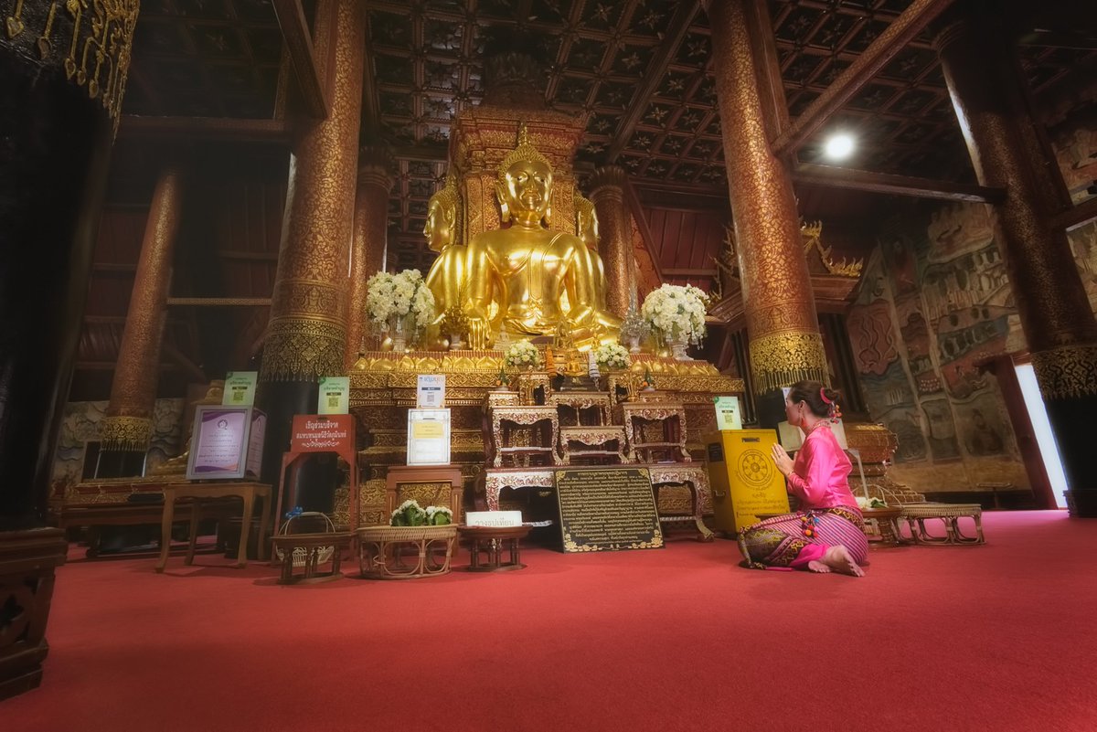 T_Photographer8's tweet photo. “คำฮักน้อง กูปี้จักเอาไว้ในน้ำก็กลัวหนาว
 จักเอาไว้พื้นอากาศกลางหาว ก็กลัวหมอกเหมยซอนดาวลงมาคะลุม
 จักเอาไปใส่ในวังข่วงคุ้ม ก็กลัวเจ้าปะใส่แล้วลู่เอาไป
 ก็เลยเอาไว้ในอกในใจตัวชายปี้นี้ จักหื้อมันไห้อะฮิอะฮี้
 ยามปี้นอนสะดุ้งตื่นเววา”
#น่าน #รีวิวน่าน #วัดภูมินทร์ #รีวิวไทยแลนด์ https://t.co/4fafkpXRFI