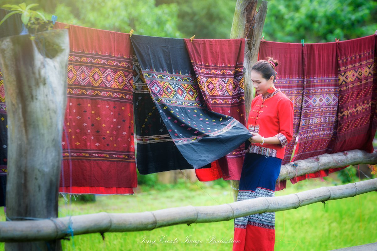 T_Photographer8's tweet photo. "ถิ่นผู้กล้าพญาผานอง ท่องอุทยานภูคา ผ้าทอไทยลื้อ เลื่องลือเครื่องเงิน"
 คำขวัญ อ.ปัว จ.น่าน
 บรรยากาศ ภายในร้านกาแฟบ้านไทลื้อ ตำบลศิลาแลง  อำเภอปัว จังหวัดน่าน
 #กาแฟบ้านไทลื้อ #น่าน #ปัว #รีวิวน่าน #รีวิวไทยแลนด์ https://t.co/EbW1F7gX2h