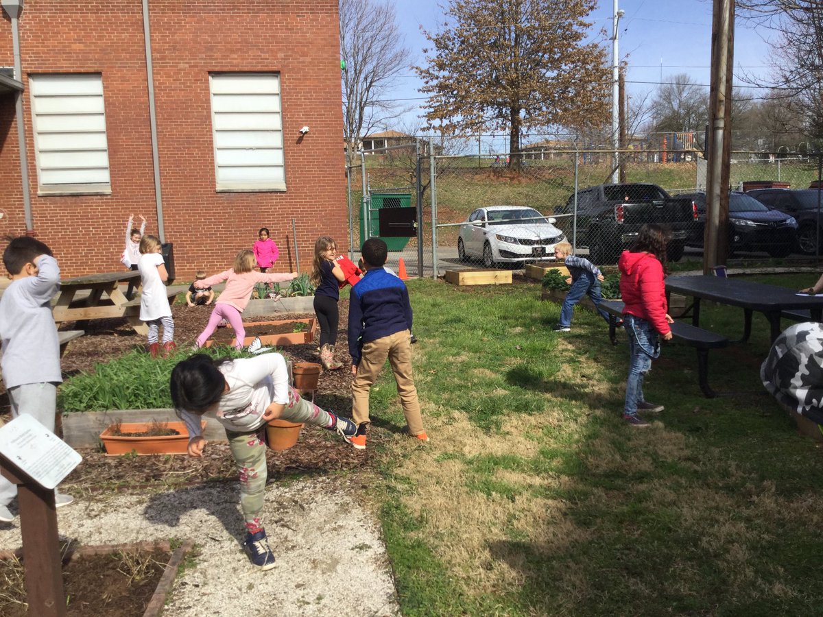 BMA_dance's tweet photo. Today we enjoyed the sunshine with a little #gardendance ⁦@BMAWindyC⁩ ⁦@BeaumontMagnet⁩ https://t.co/ujrvpzA4Ks