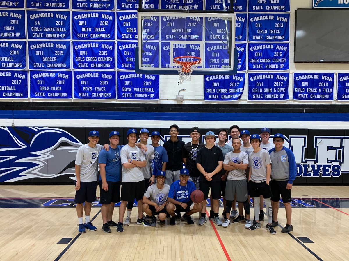 CWolfBaseball's tweet photo. A little workout in the gym due to the rain followed by another awesome team dinner. Thank you to the Rosenburg familia for hosting us!! Gracias!! #bricklayers #nojumpshot #shootyourshot https://t.co/YNkGrrOUtm