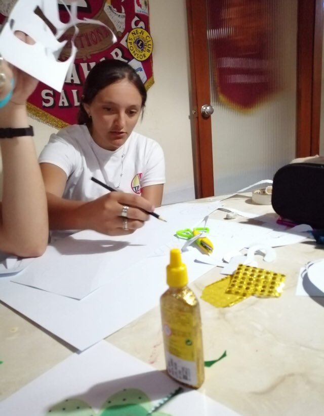 ClubSalto's tweet photo. Miembros del club estuvieron reunidos hoy en la sede preparando la cartelería y decoración para La Noche de San Patricio https://t.co/05S2oxAJgH