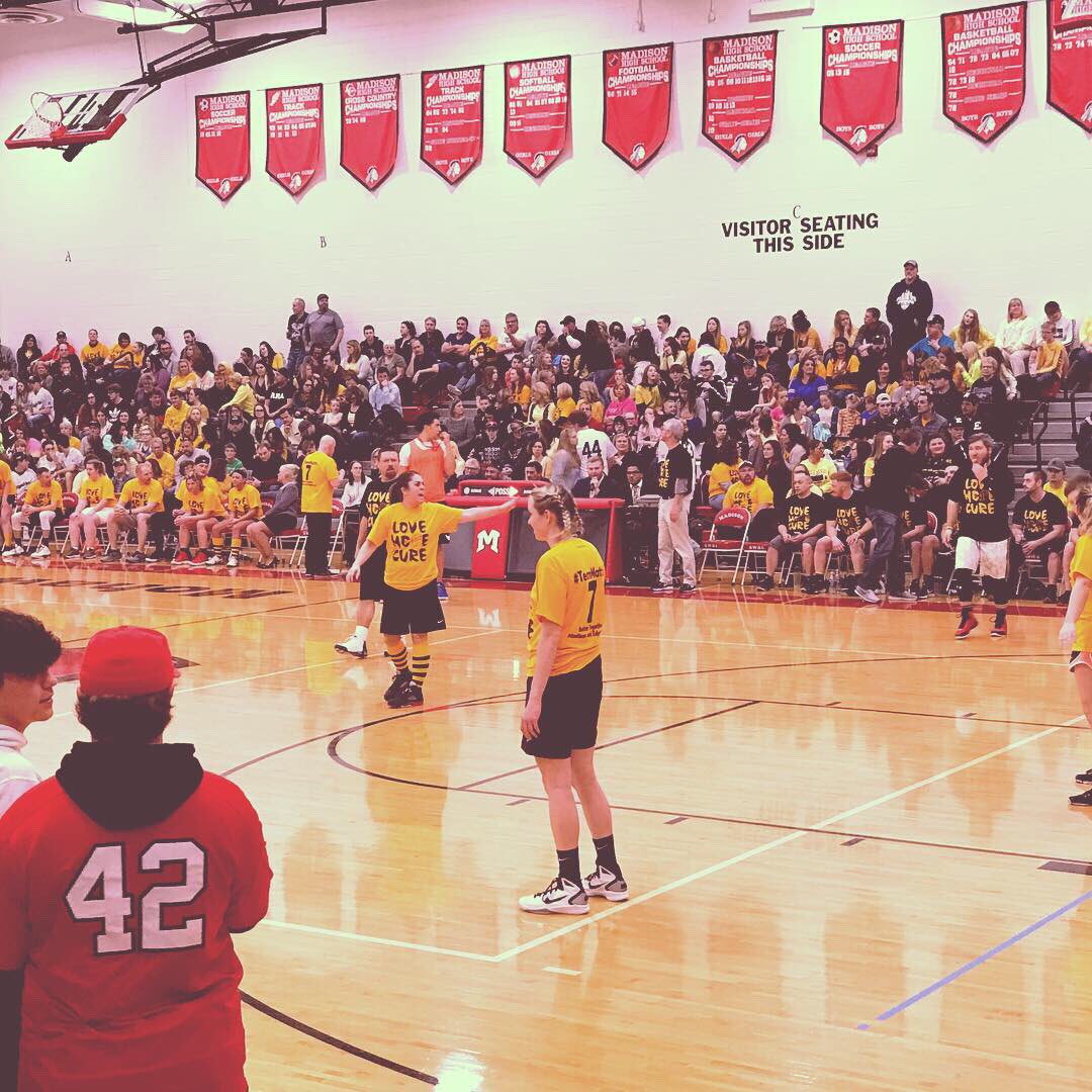 tcresong87's tweet photo. Rosie Pig got kissed by 4 teachers and a Cop in an effort to raise money for Mattie Cole’s Family. Proud to be a part of such an amazing community 💛🎗#mohawkstrong #mattieshope #goodtobeamohawk ♥️@MadisonMohawks @MPDOhio https://t.co/h9A8mdRog3
