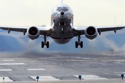 Flight turned around after mother leaves baby at airport theukbulletin.com/2019/03/13/fli…