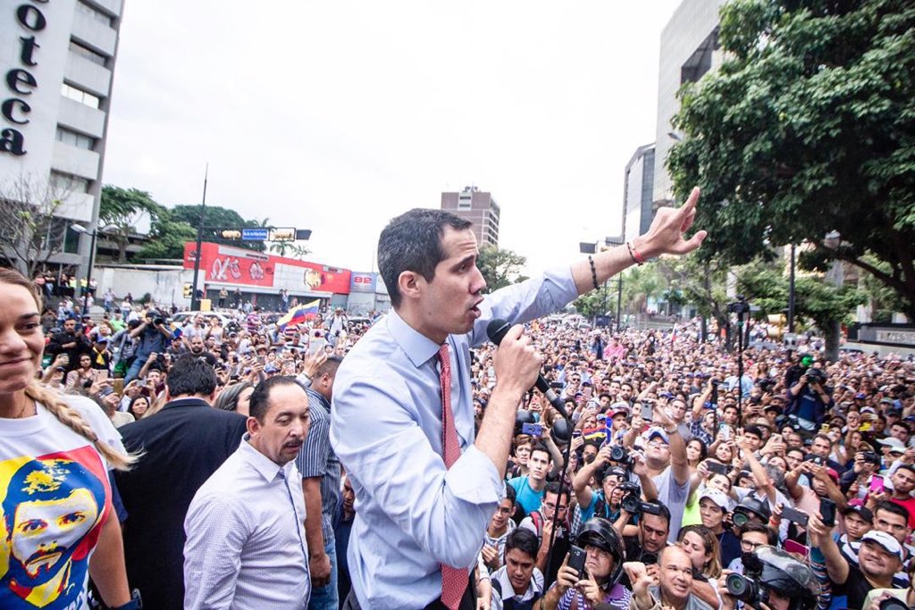 jguaido's tweet photo. En las avenidas, plazas, calles nos vimos las caras porque no tenemos nada que esconder. Sabemos el país en que queremos vivir.
En su soledad el usurpador le miente a una cámara porque no tiene ya a quien darle la cara. https://t.co/f4WKRT3j7N