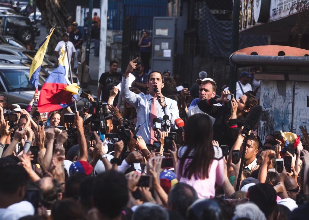 jguaido's tweet photo. Después de lo que ha padecido todo el país, después de asesinar por acción y por omisión, después de veinte años en el poder, lo único que puede hacer el usurpador es decirle al Pueblo que tenga velas y linternas y ofrecer tanques de agua.
¡Por eso hoy Venezuela tomó las calles! https://t.co/MOit0HoPjc