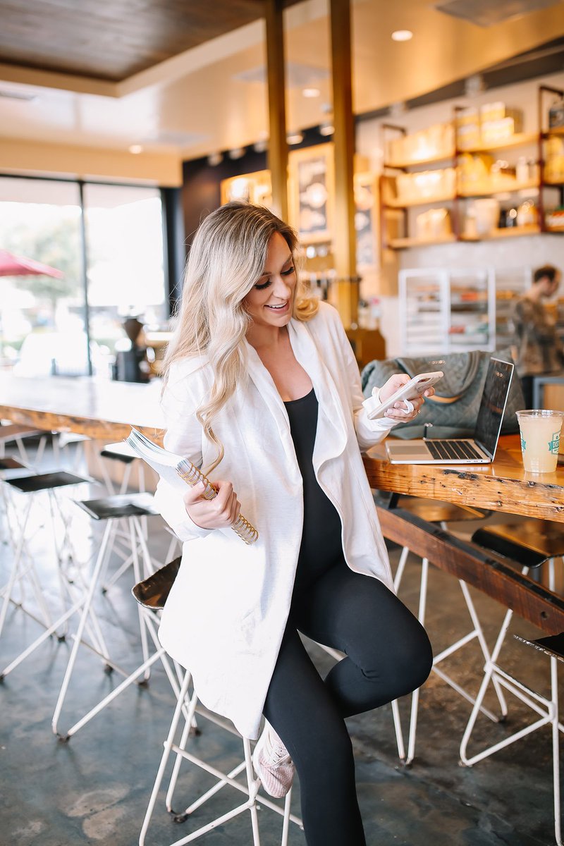 Spending WAY too much time on your phone? 3 tips to creating a healthy balance w/ social media + new <a href="/Jockey/">Jockey</a> pieces to wear on-the-go! ow.ly/2Dwo30o1sL5 | Cardigan: bit.ly/2DunQOm #jockey #sponsored