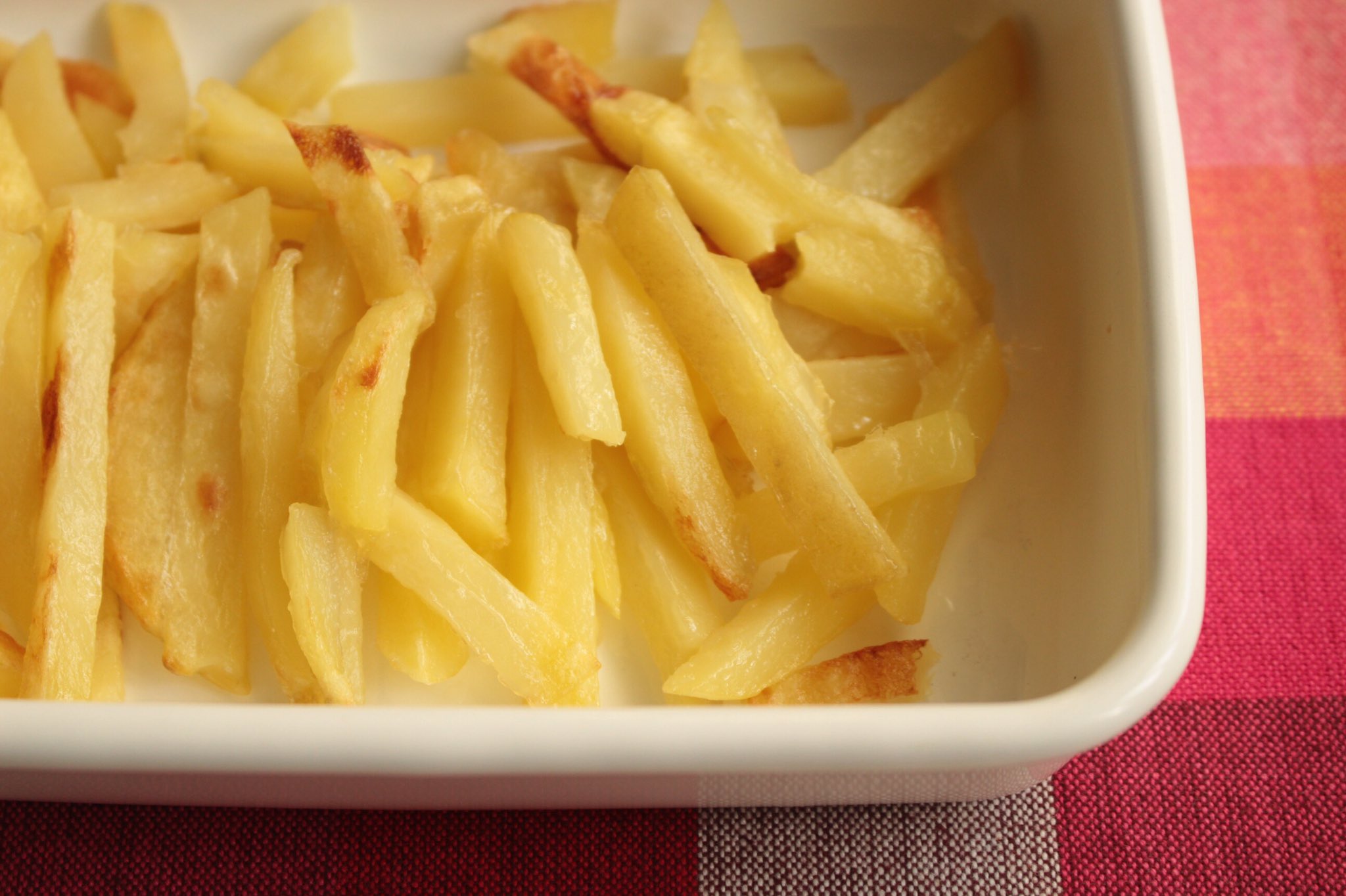 つくりおき食堂まりえ 外はカリッと中はホクホク 火を使わずに油大さじ1で作れるフライドポテト じゃがいもは細長く切り 塩 片栗粉 オリーブ油と混ぜて4分チン ホイルにのせトースターで5分 チンして完成 子供達がすごい勢いで食べます 片栗粉の