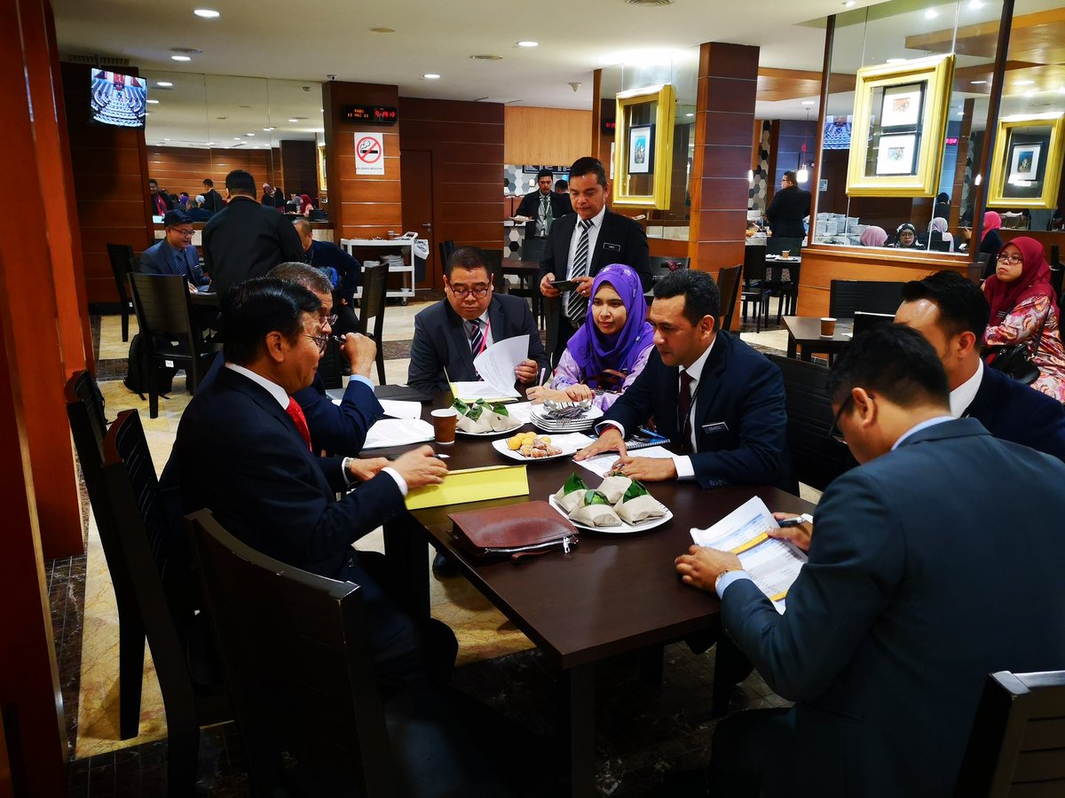 PilusImran's tweet photo. Sesi taklimat jawapan parlimen pada YB Timbalan Menteri @HjAnuarTahir di Parlimen. @MOWorks @JKRMalaysia @baru_bian @KsuMoworks https://t.co/k7ZGjdlDp4