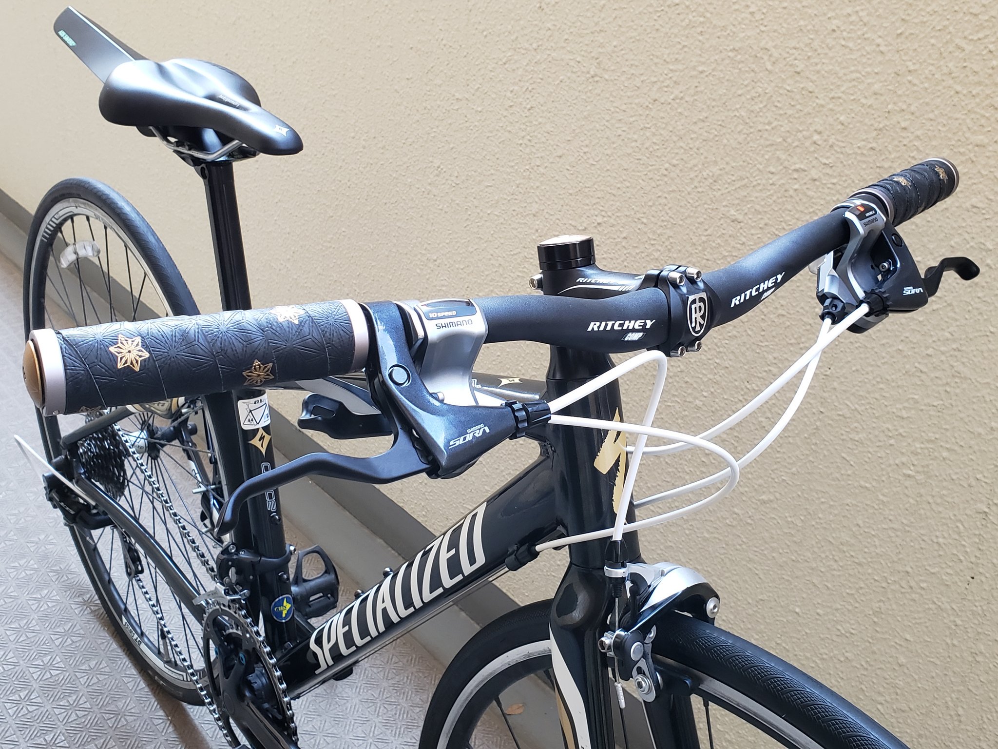 メジロミアギ 妻のロードバイクをライザーバーを使ってフラットバーロードへカスタム 通勤で使えるようキックスタンドもプラス ライザーバーの上がりがやはりカッコいい 日泉のアウターがしなやか過ぎて垂れるので ジャグワイヤーのルーティング
