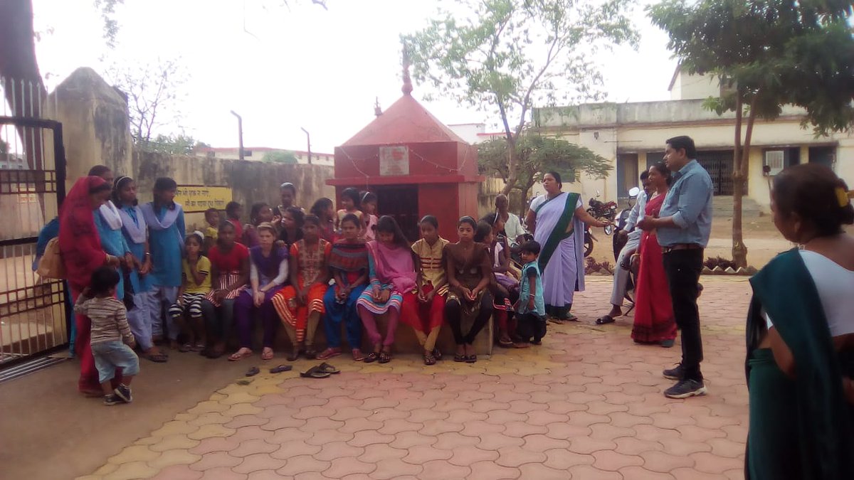 WMahasamund's tweet photo. #PoshanAbhiyaan अंतर्गत #PoshanPakhwada में महिला बल विकास विभाग एवम शिक्षा विभाग के समन्वय से किशोरी  बालिका के पोषण एवम स��वास्थ्य हेतु किशोरी बालिका जागरूकता अभियान का आयोजन । @WCDCgGov @MinistryWCD @GMgeetha97  @UNICEFIndia @SchoolEduCgGov @Sudhaka60884574 @MahasamundDist https://t.co/7ofB8PrHXk