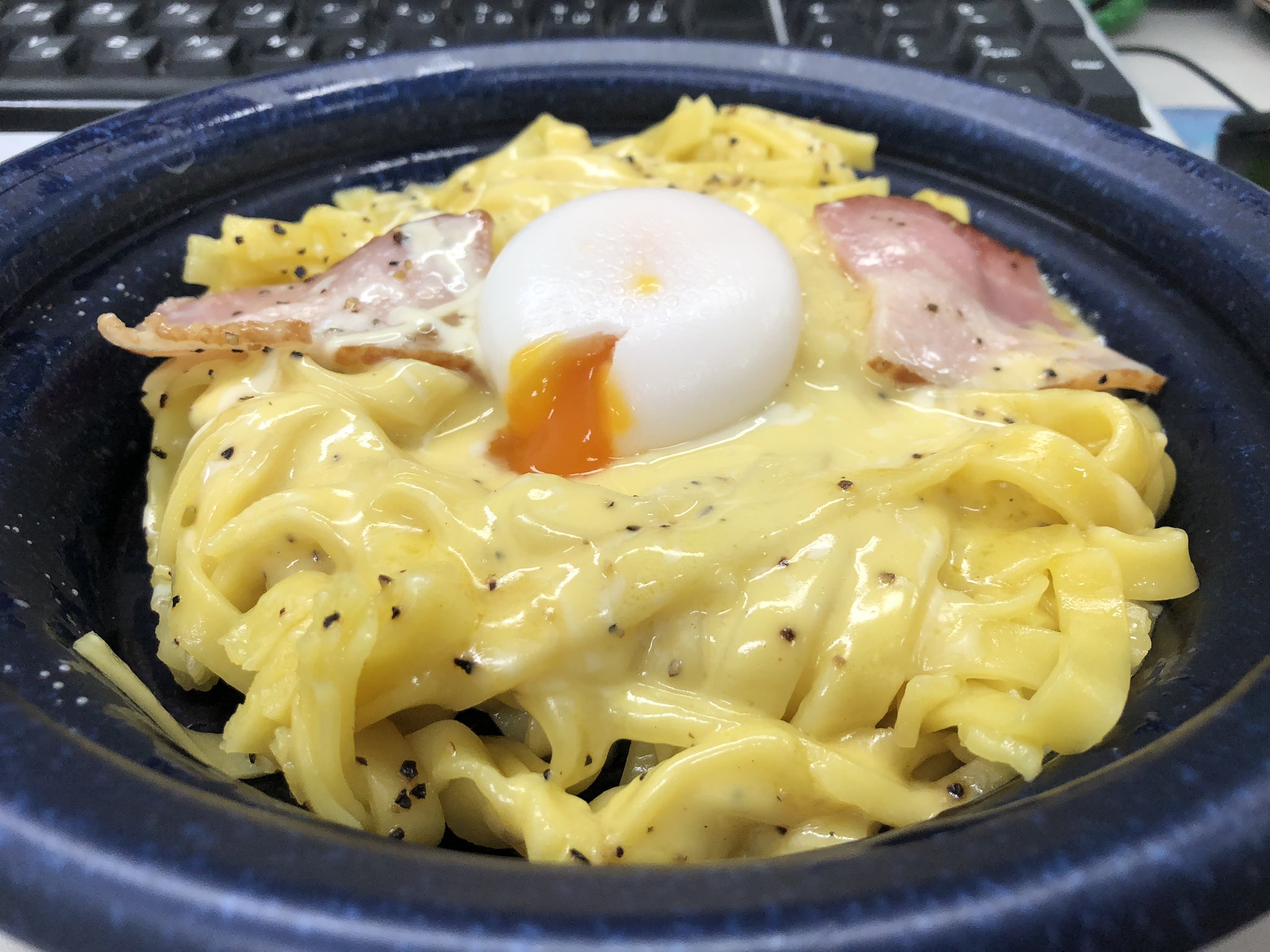 さばぴ 在 Twitter 上 ローソンパスタの勢いがすごい 新作 これがカルボナーラ は抜群に旨い 生パスタのもっちり感 素材感 チーズ濃厚ソースの味わい 黒胡椒の風味 とろっと半熟卵 燻製の香りがするベーコン コンビニパスタの限界に到達していると思える