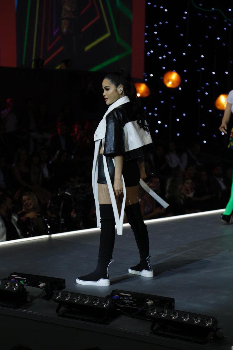 cosmopolitanmx's tweet photo. La primera en prender el catwalk fue @NattiNatasha 🔥✨ #CosmoFashionNight #BestMediaWeek https://t.co/xsdjCpPwzm
