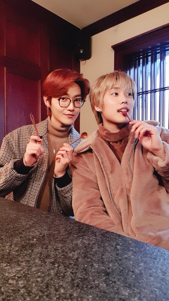 WE_THE_BOYZ's tweet photo. [제이콥] Twinning Canada bros 쌍둥이 단풍즈😋 #fulldaywithkevin https://t.co/1k1TYCppRH