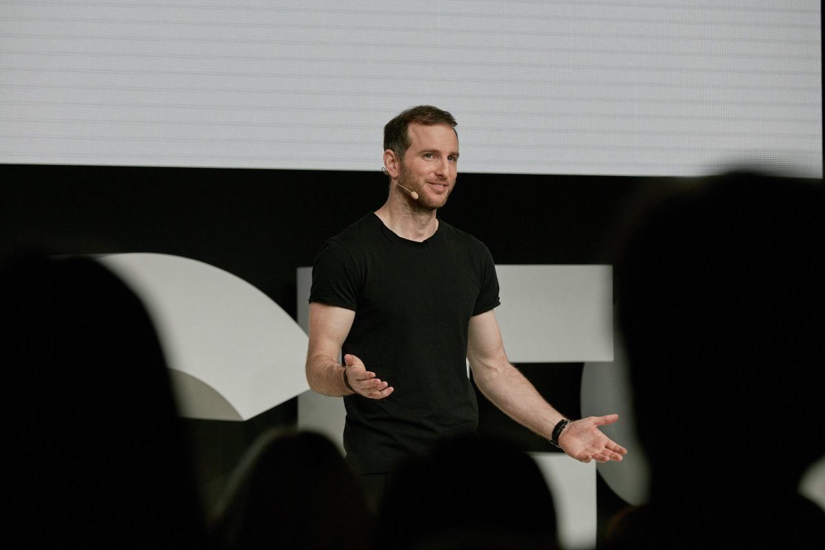 Flex5co's tweet photo. Digital communication is completely different from in-person, face-to-face conversations. One will give you surface insights, and the other really gives you depth - Joe Gebbia Co-founder of Airbnb #entrepreneurs #brands #investors #networking #influencers https://t.co/u5uXkEZlbI