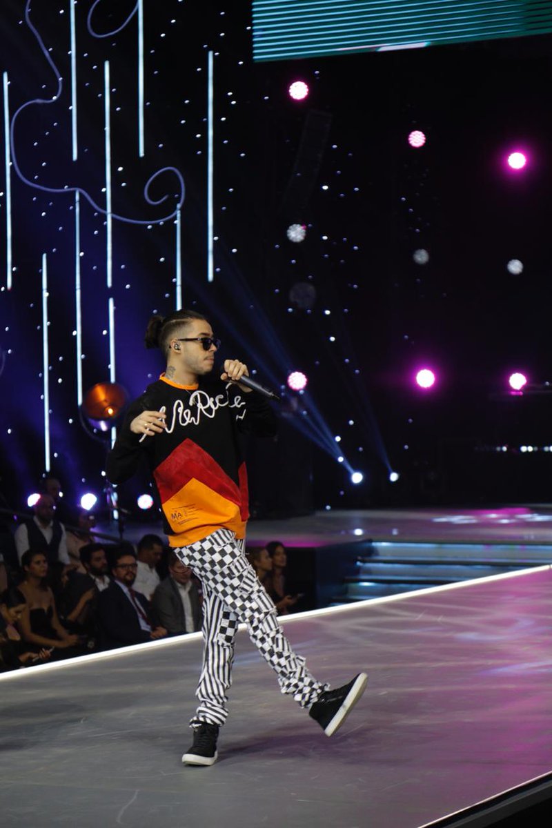 cosmopolitanmx's tweet photo. El guapísimo @mariobautista_ apoderándose de la pasarela de #COSMOFashionNight 🔥😍 #BestMediaWeek https://t.co/PXfYVejAX6