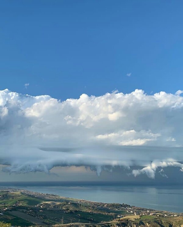 AdoptadaBarone's tweet photo. divileo15: Straordinaria la natura #abruzzo #montepagano #rosetodegliabruzzi #roseto #amoroseto #nuvole #tempesta ❤ #ilvolo https://t.co/BysYdLqEMU