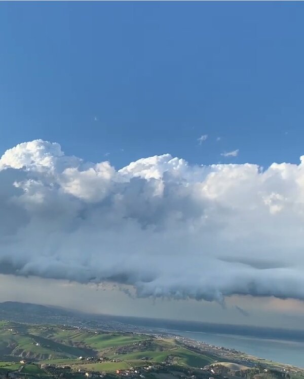 AdoptadaBarone's tweet photo. divileo15: Straordinaria la natura #abruzzo #montepagano #rosetodegliabruzzi #roseto #amoroseto #nuvole #tempesta ❤ #ilvolo https://t.co/BysYdLqEMU