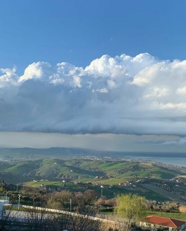 AdoptadaBarone's tweet photo. divileo15: Straordinaria la natura #abruzzo #montepagano #rosetodegliabruzzi #roseto #amoroseto #nuvole #tempesta ❤ #ilvolo https://t.co/BysYdLqEMU