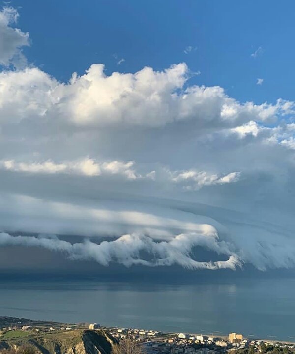 AdoptadaBarone's tweet photo. divileo15: Straordinaria la natura #abruzzo #montepagano #rosetodegliabruzzi #roseto #amoroseto #nuvole #tempesta ❤ #ilvolo https://t.co/fBMyndBDVG
