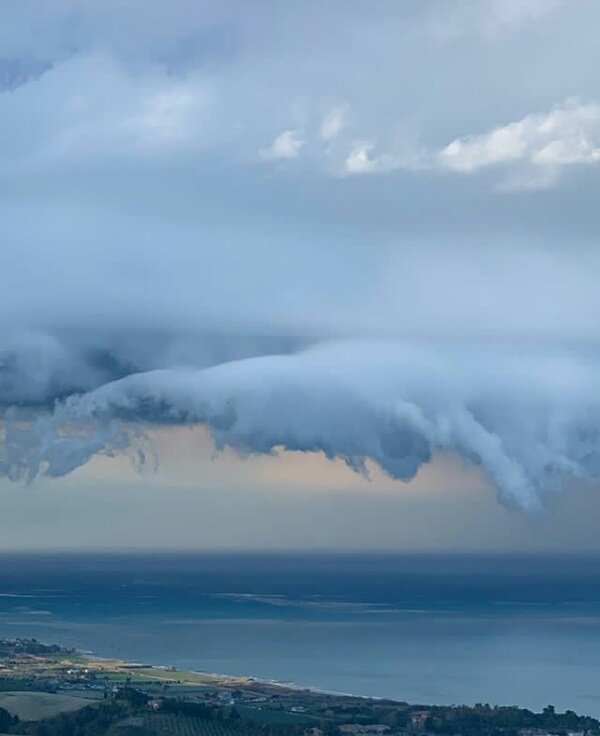 AdoptadaBarone's tweet photo. divileo15: Straordinaria la natura #abruzzo #montepagano #rosetodegliabruzzi #roseto #amoroseto #nuvole #tempesta ❤ #ilvolo https://t.co/fBMyndBDVG