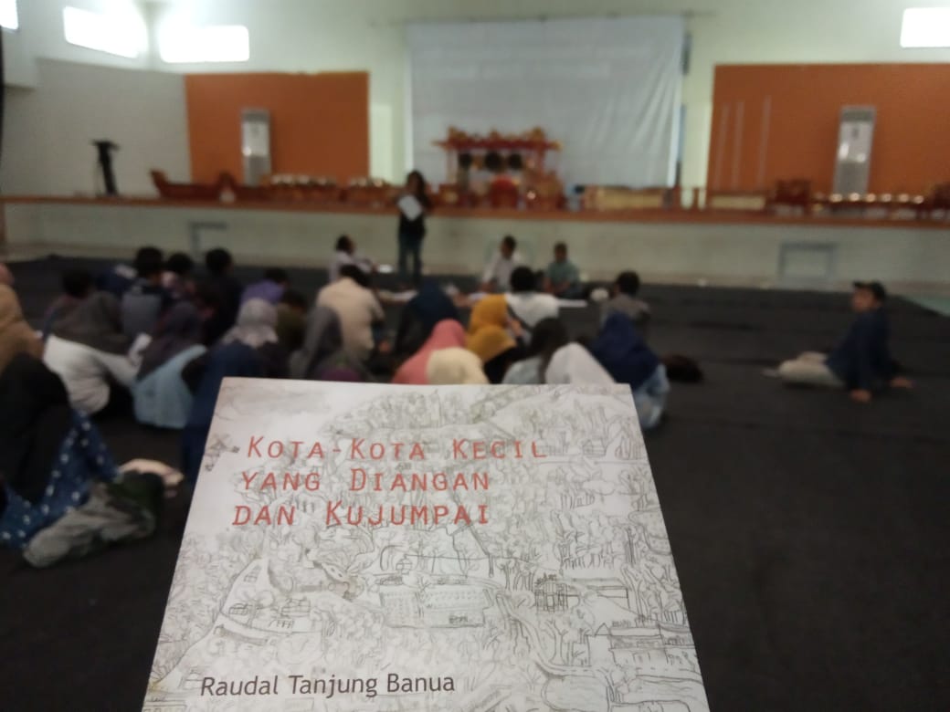 Lagi ada acara bedah buku Kota-Kota Kecil yang Diangan dan Dijumpai karya <a href="/RaudalTanjung/">Raudal T.</a> di FIB Undip Semarang