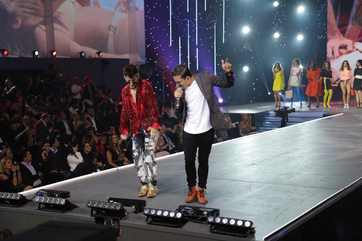 cosmopolitanmx's tweet photo. Gracias @MauYRicky por el cierre más épico de la noche más esperada del año #COSMOFashionNight #BestMediaWeek https://t.co/o3yGmru2MJ