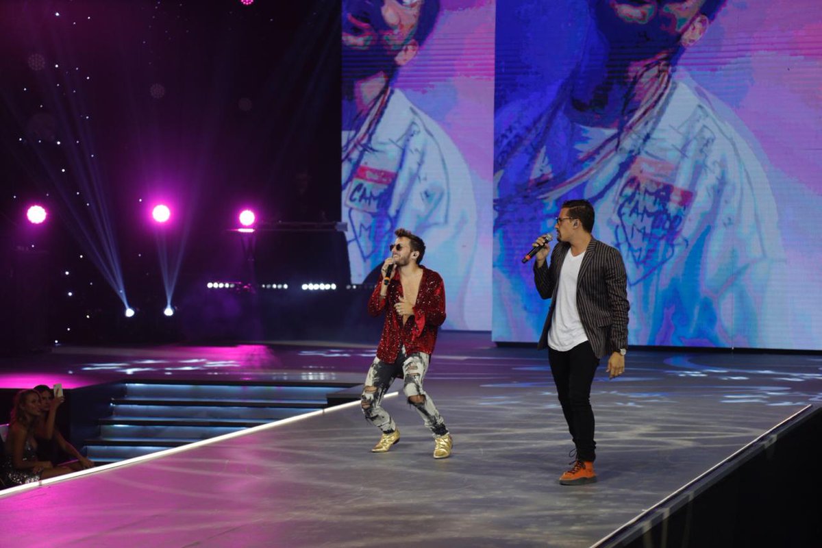 cosmopolitanmx's tweet photo. Gracias @MauYRicky por el cierre más épico de la noche más esperada del año #COSMOFashionNight #BestMediaWeek https://t.co/o3yGmru2MJ