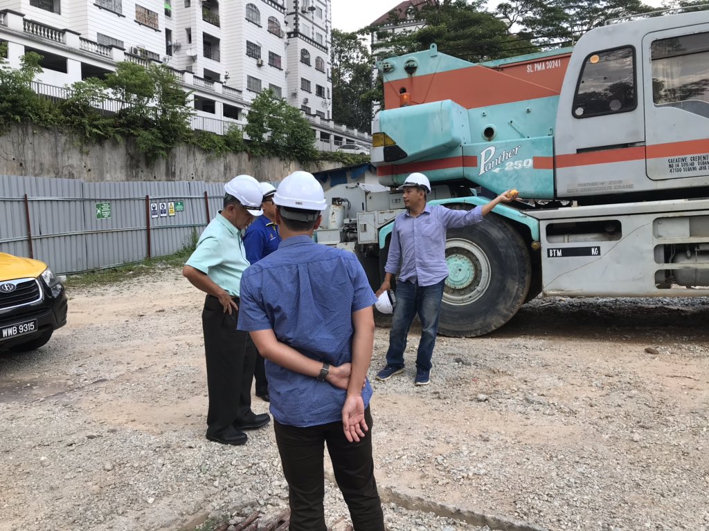 JKRWPKL_UnitB's tweet photo. 13 Mac 2019 : Lawatan Pengarah @JKRKualaLumpur ke tapak pembinaan Projek Ilaj Home untuk meninjau kemajuan semasa.
@MyJAKIM
#TogetherWeDeliver
#WorkAsAFamily
#TurunPadang https://t.co/Vs4wwq8Sd4