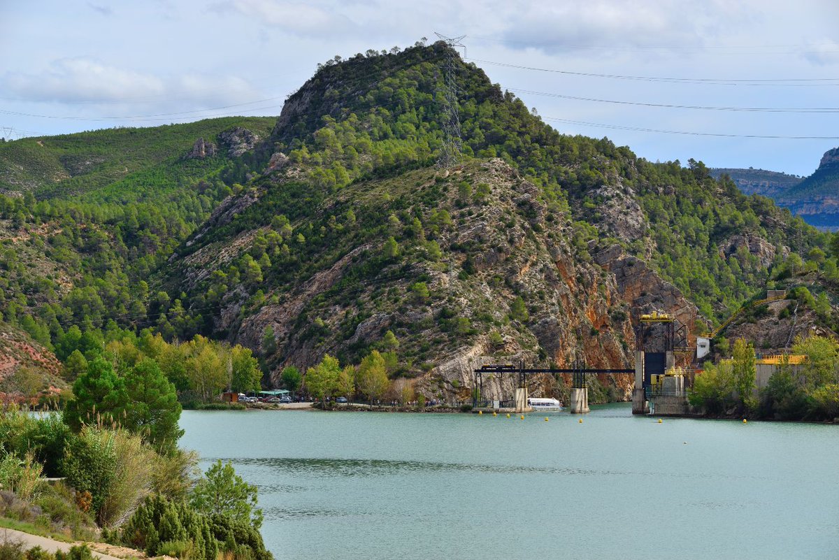 FotoEscapada's tweet photo. La Ruta Fluvial del Júcar es un espectacular recorrido en barco por las aguas del embalse de Cortes, situado entre las poblaciones de Cofrentes y Cortes de Pallás, en la provincia de València. 

����👉https://t.co/K18lQRRiA0
#MediterraneoEnVivo @c_valenciana https://t.co/kBXmQ4MOeX