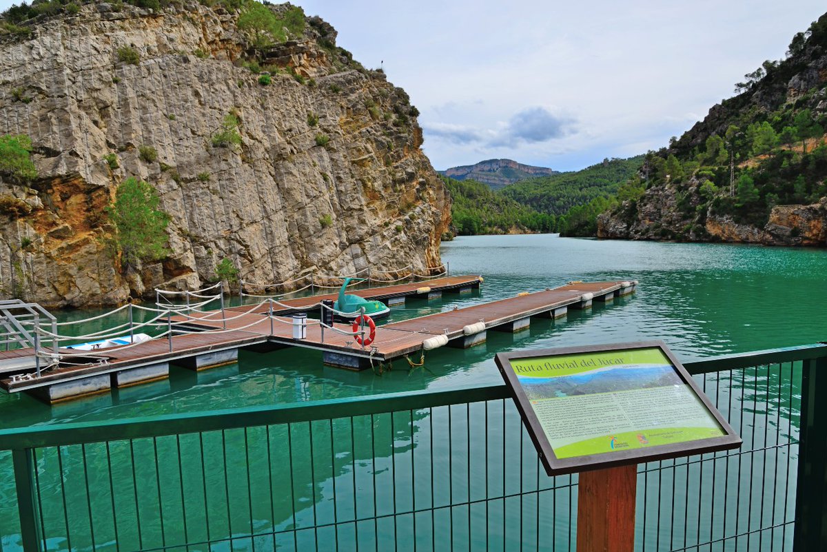 FotoEscapada's tweet photo. La Ruta Fluvial del Júcar es un espectacular recorrido en barco por las aguas del embalse de Cortes, situado entre las poblaciones de Cofrentes y Cortes de Pallás, en la provincia de València. 

����👉https://t.co/K18lQRRiA0
#MediterraneoEnVivo @c_valenciana https://t.co/kBXmQ4MOeX