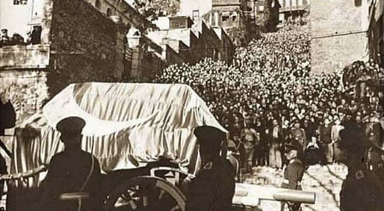 hellicopterman's tweet image. Mustafa Kemal Atatürk’ün cenaze töreni... Böyle bir lider nasıl unutulur ki?