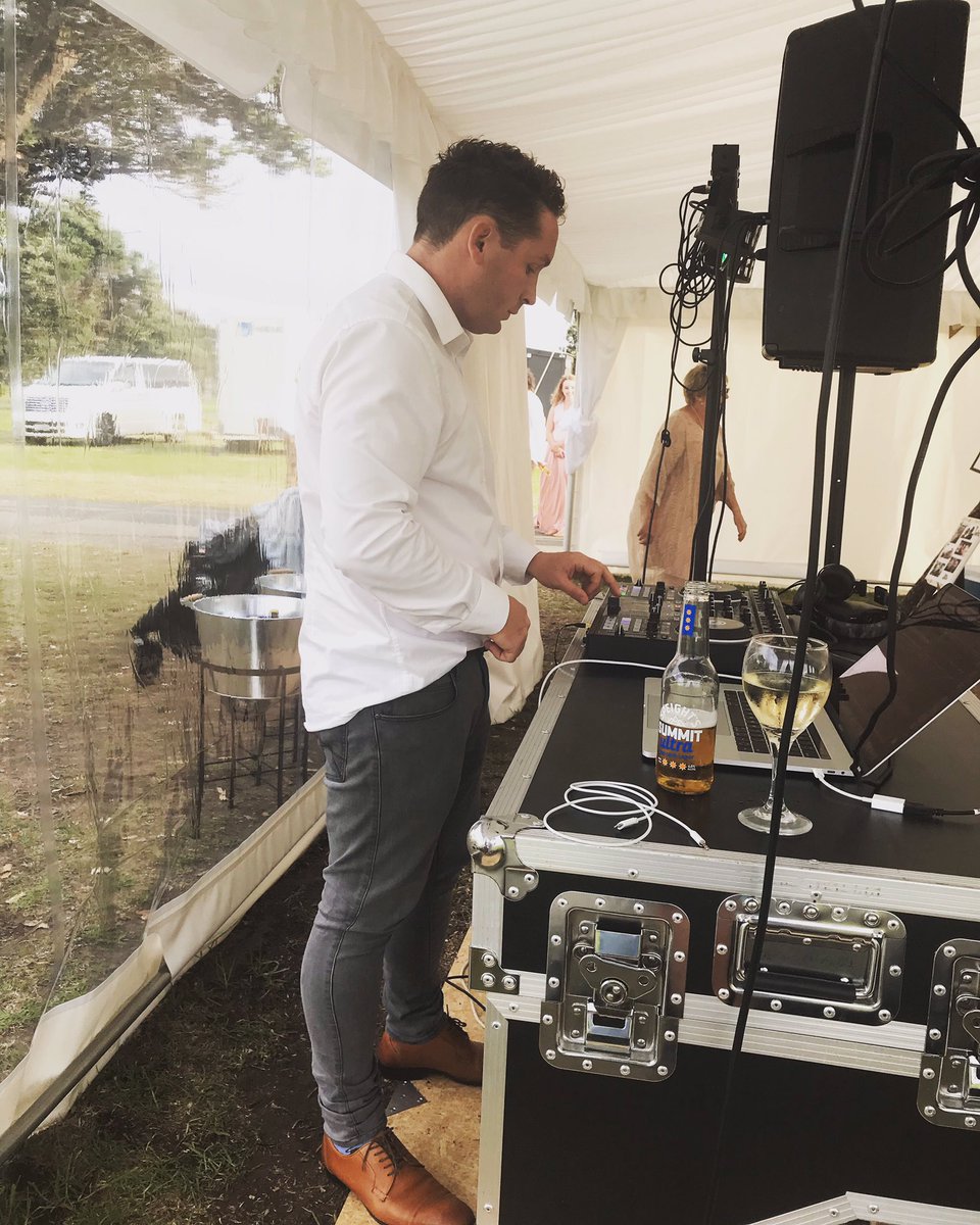 Honest_Matt's tweet image. I’m not quite sure what all the buttons do but shit it’s good being around all the free piss...#djlife matthicksmedia.com/djing2.html