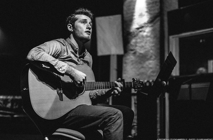 Photo d' <a href="/olivier_martino/">Martino Olivier</a>
STAR IS BORN
<a href="/max/">Max Mullen</a>.harder 
At @recording_mars produced by <a href="/nymphalis/">john mas linkov</a>.pro 
#musician #artist #folk #guitar #pop #streetstyle #blueeyes #photo #blackandwhite #studio #recordingstudiomarseille 📸 #CélineMusmeaux