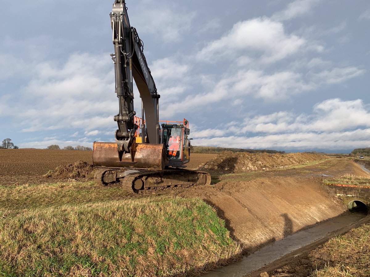 Very pleased to have a team of @EastonOtley students out to see our team at work yesterday &amp; to learn more about the importance of #landdrainage &amp; it's role in raising yields. #stormGareth certainly laid on plenty of water to test the ditches being worked on!