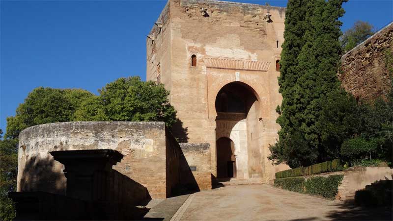 IlimTour's tweet photo. Gate of Justice-Alhambra.Outer arch is decorated with a hand of Fatma &amp; an key is seen on the inner arch.Legend has it tt the Nasrid considered End of the world would come when the hand &amp; key became one.A Korean series is based on it.#memoriesofalhambra Witness it with #ilimtour https://t.co/NuZR34hsxp