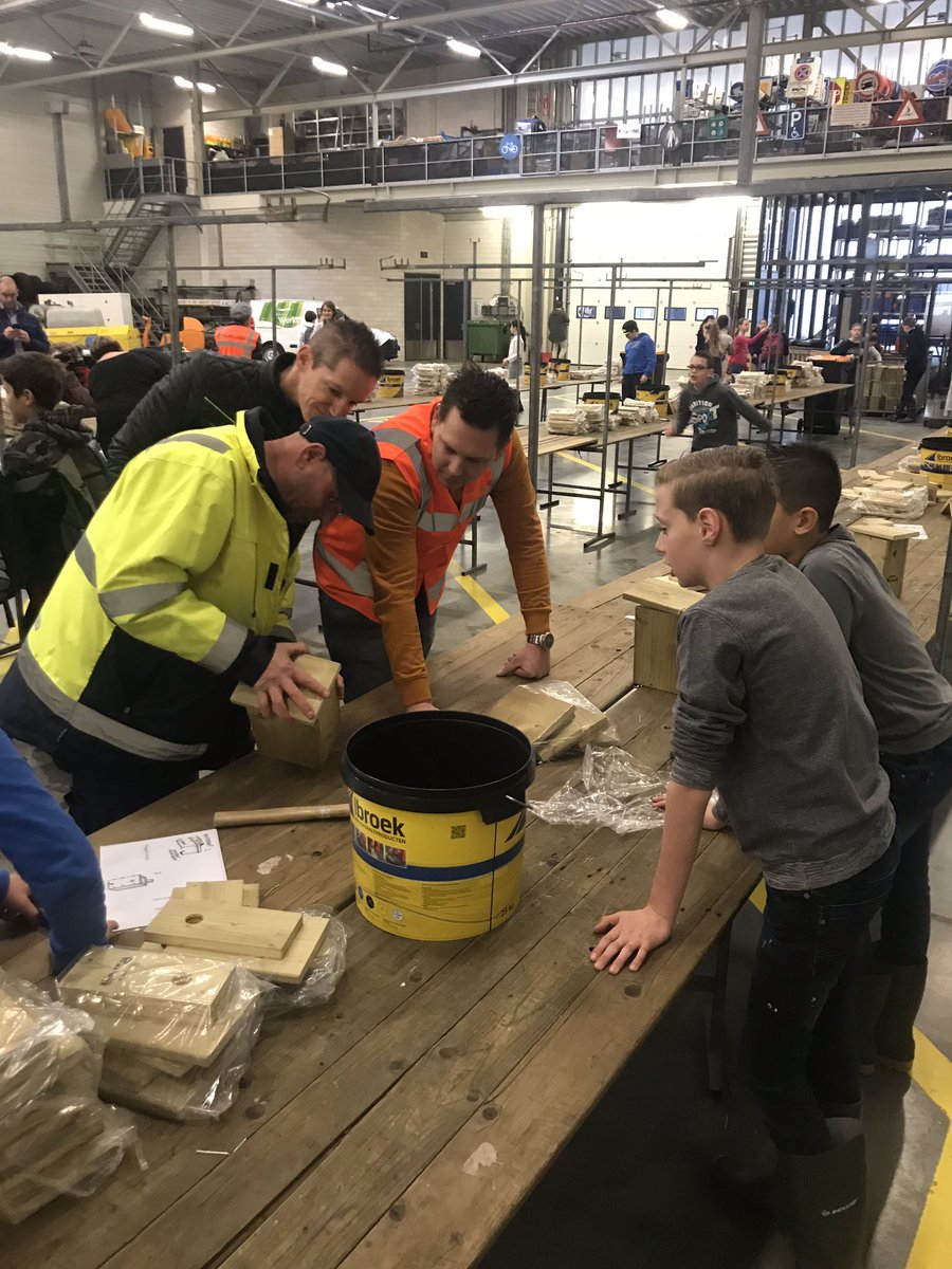Het is weer #boomfeestdag en onze medewerkers helpen de leerlingen met het maken van vogelhuisjes! <a href="/Gem_Waalwijk/">Gemeente Waalwijk</a>