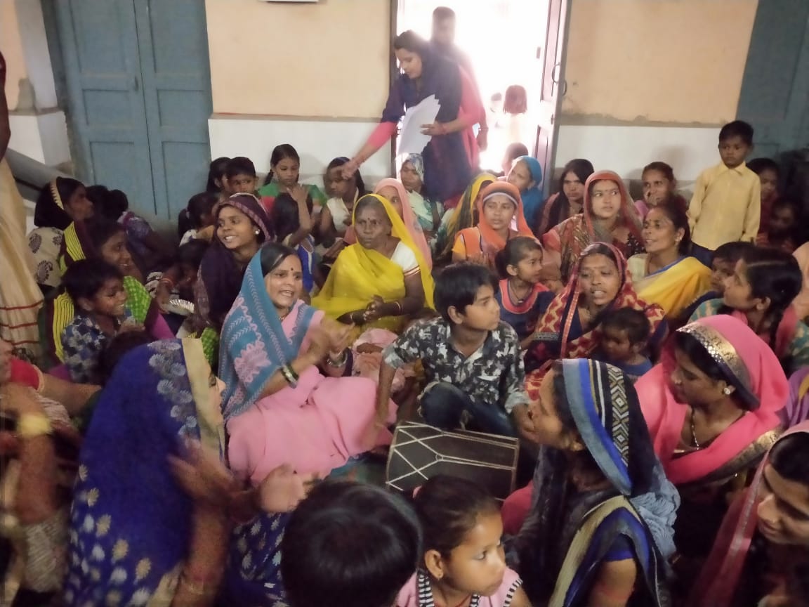 Viveksbppanna's tweet photo. Day five, "Poshan Pakhwada", Panna district, Madhya Pradesh celebrated "Saas-Bahu" sammelan and successfully raised awareness among locals....!!! @PannaWcd @SPreraks @mpwcdnnm #PoshanPakhwada #PoshanAbhiyaan #MPPoshanPakhwada https://t.co/D5S5FHju0w