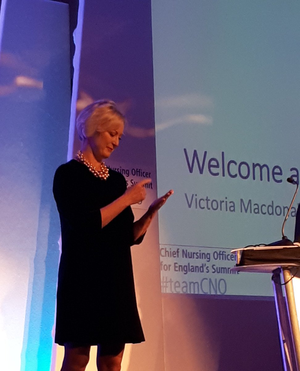 ShaunLintern's tweet image. .@RMayNurseDir signs #hellomynameis at start of #CNOSummit