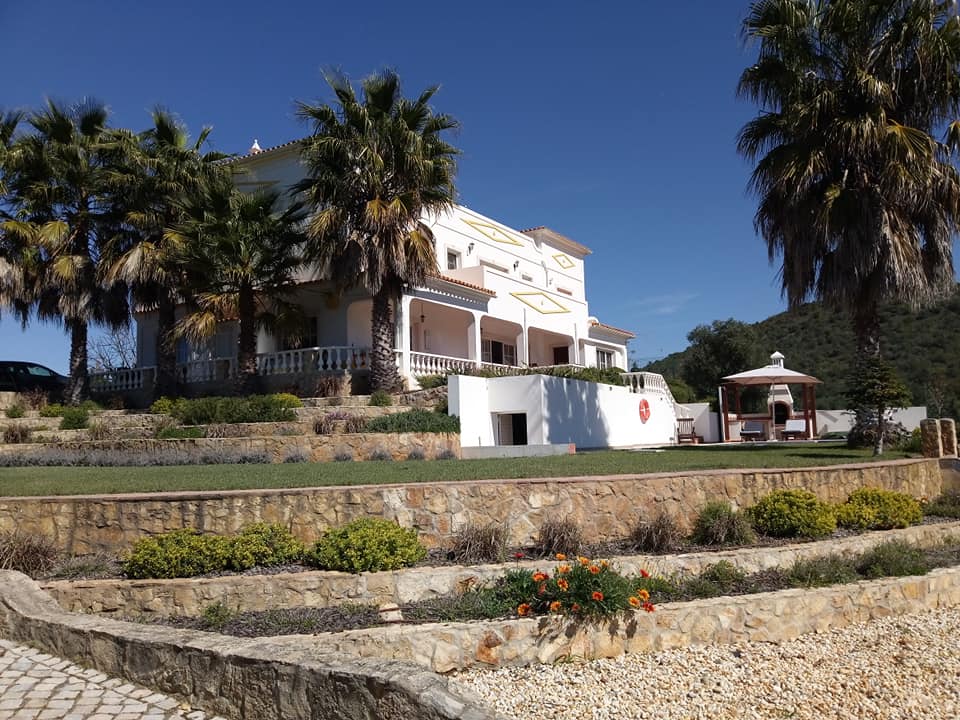 aquickrelease's tweet image. Today is rest day for AQR guests who have had 3 full days of cross country trail mountain biking here in Portugal. Our accommodation at Entrecolinas B&amp;amp;B is the perfect place to recover. Plenty of food &amp;amp; drinks, wonderful views, pool and very comfortable ensuite rooms. #AQR2019