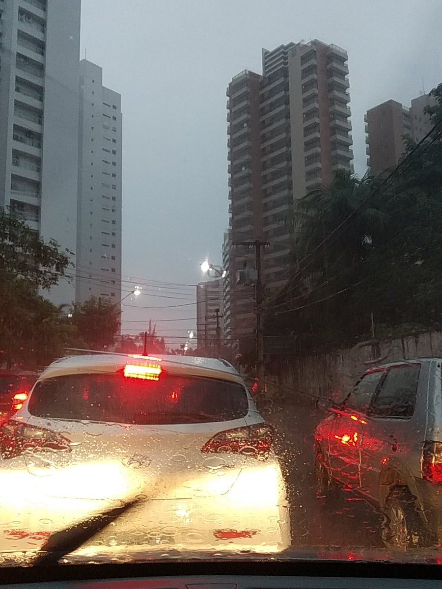 amandagcoelho's tweet photo. bem que essa chuva podia ter trocado de horário. invés de ser 6:50 da manhã, podia ser NOITE pq da super pra enganar. eu so queria minha cama no meio desses trovões e essa cidade alagada 😭 #fortalezabela https://t.co/kFTVFPLJ4O
