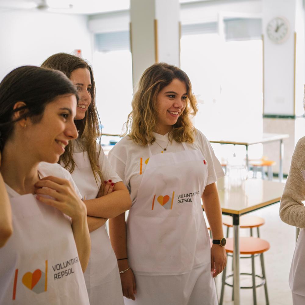 FundacionRepsol's tweet photo. ¿#SabíasQue el voluntariado corporativo en equipo aumenta el compromiso del empleado con la empresa? Se estrechan lazos, los empleados se unen y el nivel de confianza aumenta un 95%🤝¡Por eso los #VoluntariosRepsol están llenos de energía!❤ https://t.co/uzv5D7BxBJ vía @Voluntare https://t.co/pYJ3pmiPMa